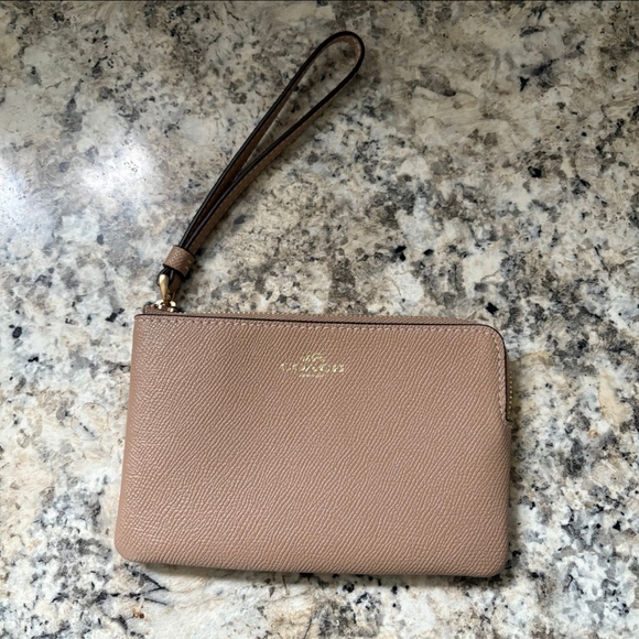 Coach Handbags - Coach Classic Tan Leather Wristlet. NWT